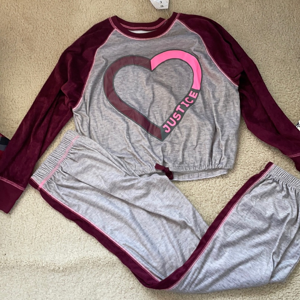 Cute pajama set! Didn’t fit my daughter!